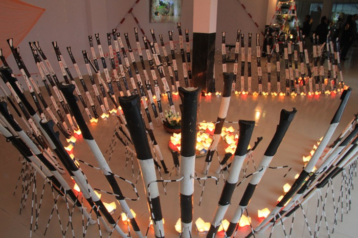 Ấn tượng nhất tại triển lãm là hình ảnh những đòn gánh được sơn màu đen trắng và có dấu hỏi lớn, xung quanh có những ngọn nến, tượng trưng cho các vong hồn hỏi cho nguyên nhân cái chết của mìnhkhiến người xem rùng mình. Ấn tượng nhất tại triển lãm là hình ảnh những đòn gánh được sơn màu đen trắng và có dấu hỏi lớn, xung quanh có những ngọn nến, tượng trưng cho các vong hồn hỏi cho nguyên nhân cái chết của mìnhkhiến người xem rùng mình.