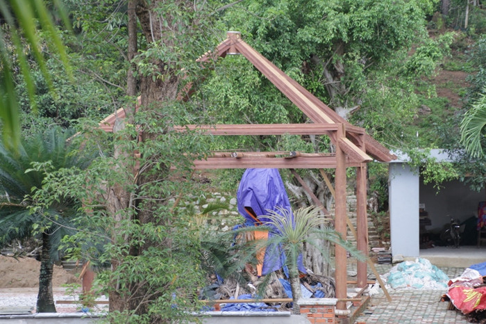 Sau khi dư luận xôn xao, việc xây dựng trong ngôi biệt thự này được dừng lại. Được biết, không có cơ quan nào cấp phép cho chủ ngôi biệt thự này xây dựng. Ngày 21/8/2013, Đội quy tắc quận Liên Chiểu cũng đã đã lập biên bản, yêu cầu ngừng thi công nhưng sau đó không hiểu vì lý do gì chủ ngôi biệt thự này vẫn tiếp tục thi công. Sau khi dư luận xôn xao, việc xây dựng trong ngôi biệt thự này được dừng lại. Được biết, không có cơ quan nào cấp phép cho chủ ngôi biệt thự này xây dựng. Ngày 21/8/2013, Đội quy tắc quận Liên Chiểu cũng đã đã lập biên bản, yêu cầu ngừng thi công nhưng sau đó không hiểu vì lý do gì chủ ngôi biệt thự này vẫn tiếp tục thi công.