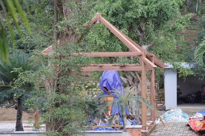 Sau khi dư luận xôn xao, việc xây dựng trong ngôi biệt thự này được dừng lại. Được biết, không có cơ quan nào cấp phép cho chủ ngôi biệt thự này xây dựng. Ngày 21/8/2013, Đội quy tắc quận Liên Chiểu cũng đã đã lập biên bản, yêu cầu ngừng thi công nhưng sau đó không hiểu vì lý do gì chủ ngôi biệt thự này vẫn tiếp tục thi công.