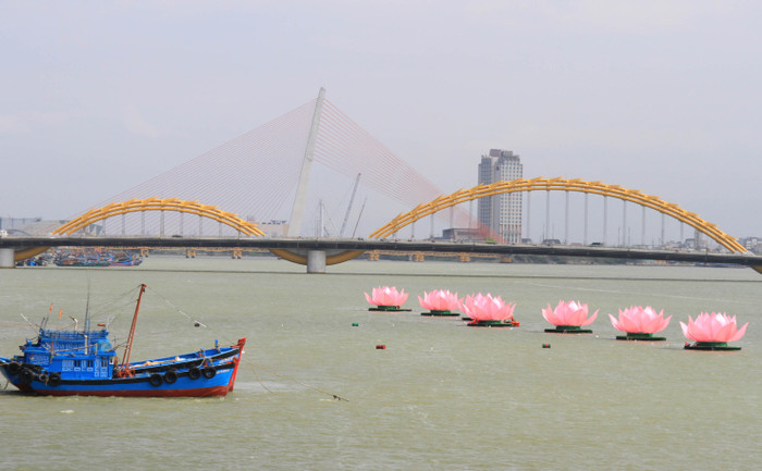 Cầu Rồng bắc qua sông Hàn