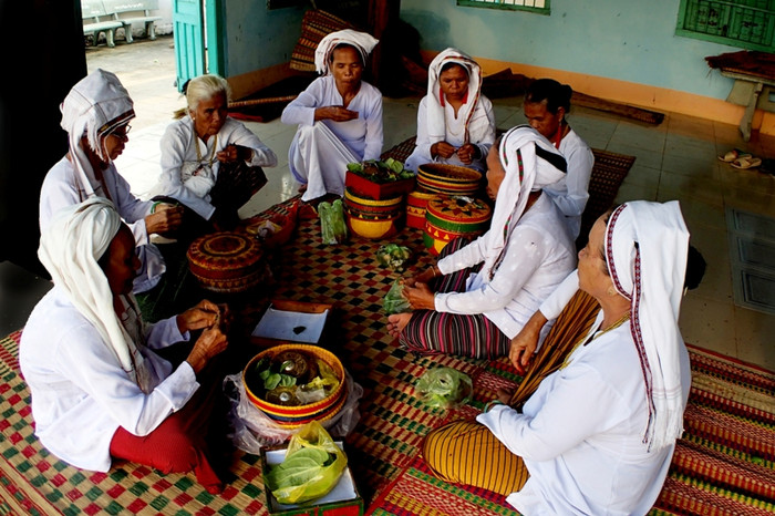 Cuộc thi ảnh di sản Việt Nam do tạp chí Vietnam Heritage đồng hành cùng nhà tài trợ chính Canon hướng tới kỷ niệm lần thứ X ngày Di sản Văn hóa Việt Nam 23/11/2014. Cuộc thi kêu gọi sự quan tâm của cộng đồng trong việc phát hiện cái đẹp, phát hiện những giá trị di sản thiên nhiên, văn hóa Việt Nam cần gìn giữ, bảo tồn; tìm kiếm những tác phẩm ảnh xuất sắc về đề tài di sản thiên nhiên, văn hoá vật thể và văn hoá phi vật thể; là cơ hội cho các nhà nhiếp ảnh chuyên và không chuyên thể hiện tình cảm với quê hương, đất nước. Cuộc thi ảnh di sản Việt Nam do tạp chí Vietnam Heritage đồng hành cùng nhà tài trợ chính Canon hướng tới kỷ niệm lần thứ X ngày Di sản Văn hóa Việt Nam 23/11/2014. Cuộc thi kêu gọi sự quan tâm của cộng đồng trong việc phát hiện cái đẹp, phát hiện những giá trị di sản thiên nhiên, văn hóa Việt Nam cần gìn giữ, bảo tồn; tìm kiếm những tác phẩm ảnh xuất sắc về đề tài di sản thiên nhiên, văn hoá vật thể và văn hoá phi vật thể; là cơ hội cho các nhà nhiếp ảnh chuyên và không chuyên thể hiện tình cảm với quê hương, đất nước.