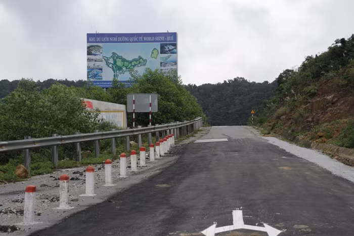 Đường vào dự án du lịch World Shine - Huế trên núi Hải Vân. Ảnh Thùy Linh Đường vào dự án du lịch World Shine - Huế trên núi Hải Vân. Ảnh Thùy Linh