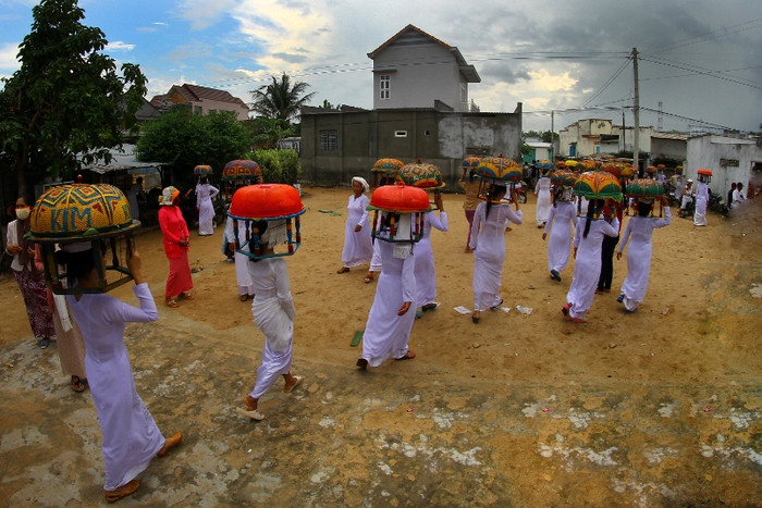 Nhiếp ảnh gia Hoàng Giang Hải- thành viên Ban Giám Khảo, cho biết: “Về cơ bản, đề tài nào cũng nhiều ảnh, thể hiện nhiều góc độ khác nhau. Về không gian, hầu hết các đề tài đều được chụp ở nhiều vùng miền khác nhau, trải dài trên khắp cả nước, ví dụ như đề tài phong cảnh được thể hiện núi và biển ở khắp nơi và đề tài về cuộc sống con người miêu tả nhiều dân tộc thiểu số khác nhau từ vùng núi phía Bắc đến miền Tây Nam bộ”. Nhiếp ảnh gia Hoàng Giang Hải- thành viên Ban Giám Khảo, cho biết: “Về cơ bản, đề tài nào cũng nhiều ảnh, thể hiện nhiều góc độ khác nhau. Về không gian, hầu hết các đề tài đều được chụp ở nhiều vùng miền khác nhau, trải dài trên khắp cả nước, ví dụ như đề tài phong cảnh được thể hiện núi và biển ở khắp nơi và đề tài về cuộc sống con người miêu tả nhiều dân tộc thiểu số khác nhau từ vùng núi phía Bắc đến miền Tây Nam bộ”.
