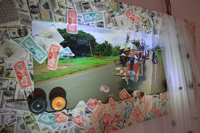 Tác phẩm "Lời vĩnh biệt con đường" - Đây là bức ảnh nghệ sỹ nhiếp ảnh Mỹ Dũng chụp một đám tang. Tác phẩm "Lời vĩnh biệt con đường" - Đây là bức ảnh nghệ sỹ nhiếp ảnh Mỹ Dũng chụp một đám tang.