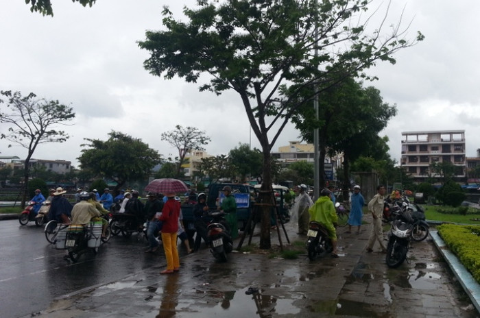 Rất đông người dân hiếu kỳ kéo đến xem vụ việc. Ảnh Thùy Linh Rất đông người dân hiếu kỳ kéo đến xem vụ việc. Ảnh Thùy Linh