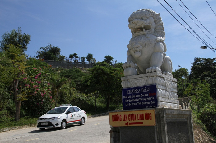 Chùa Linh Ứng nằm trên đỉnh núi thuộc Bãi Bụt, bán đảo Sơn Trà là một danh thắng thu hút rất đông khách du lịch khi đến Đà Nẵng. Tuy nhiên, hiện ở chùa Linh Ứng có rất nhiều sư tử đá phong cách châu Âu hoặc Trung Quốc được đặt ở cổng, các lối lên xuống, đi lại... Chùa Linh Ứng nằm trên đỉnh núi thuộc Bãi Bụt, bán đảo Sơn Trà là một danh thắng thu hút rất đông khách du lịch khi đến Đà Nẵng. Tuy nhiên, hiện ở chùa Linh Ứng có rất nhiều sư tử đá phong cách châu Âu hoặc Trung Quốc được đặt ở cổng, các lối lên xuống, đi lại...