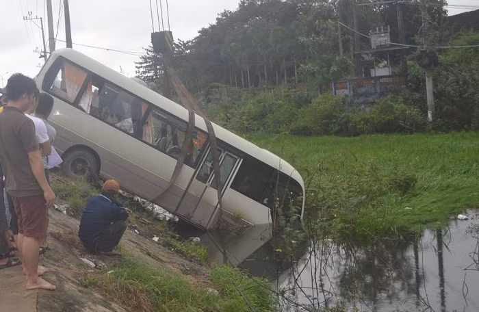 Sau khi tránh xe máy, xe biển xanh 80B-4005 bất ngờ phi xuống ruộng