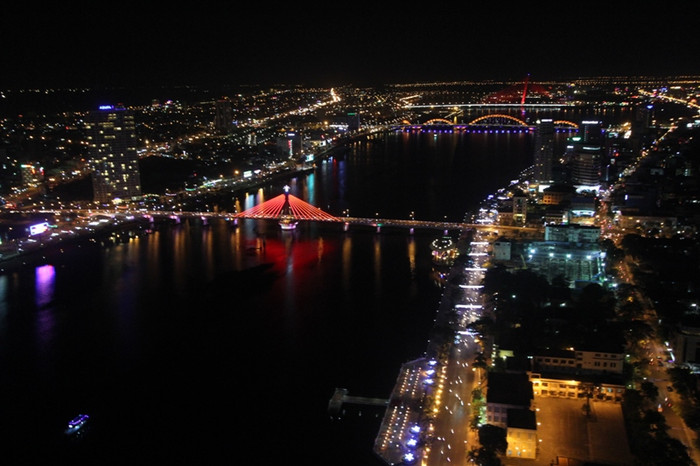 Đà Nẵng lung linh sắc màu về đêm...