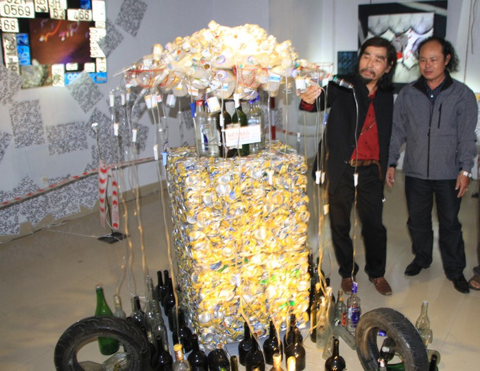 Nghệ sỹ nhiếp ảnh Mỹ Dũng (bên trái) cho biết, sau triển lãm "Biển báo" tại Đà Nẵng, sẽ mang những hình ảnh này tới Hà Nội và TP.Hồ Chí Minh. Nghệ sỹ nhiếp ảnh Mỹ Dũng (bên trái) cho biết, sau triển lãm "Biển báo" tại Đà Nẵng, sẽ mang những hình ảnh này tới Hà Nội và TP.Hồ Chí Minh.