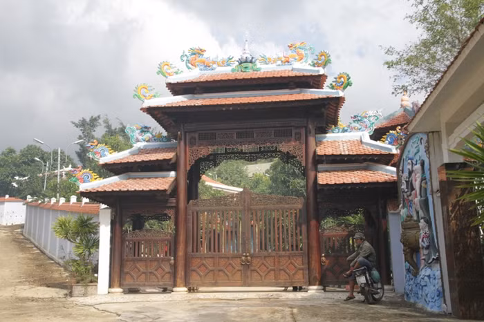 Cũng giống như biệt thự của Tướng Thạch, biệt phủ của ông Quang hiện cũng "kín cổng cao tường". Luôn có người cảnh giới ở bên ngoài. Bên trong vẫn đang được triển khai thi công, hoàn thiện.