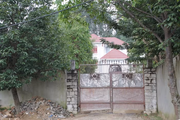 Bốn bề tường rào cao kín, cổng vào căn biệt thự lúc nào cũng khóa chặt "nội bất xuất, ngoại bất nhập". Người dân nơi đây cho biết, cách đây khoảng một tuần, họ thấy thợ vẫn miệt mài xây dựng, chỉ mới dừng lại khoảng 2-3 ngày nay.