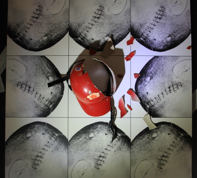 Bức ảnh nói về việc đội mũ bảo hiểm rởm sẽ gánh lấy hậu quả nếu như tai nạn giao thông xảy ra... Bức ảnh nói về việc đội mũ bảo hiểm rởm sẽ gánh lấy hậu quả nếu như tai nạn giao thông xảy ra...