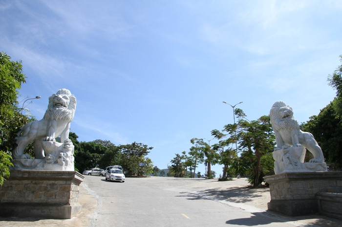 Đi lên khoảng hơn 100m, tiếp đến có một cặp sư tử phong cách châu Âu "án ngữ" hai bên Đi lên khoảng hơn 100m, tiếp đến có một cặp sư tử phong cách châu Âu "án ngữ" hai bên