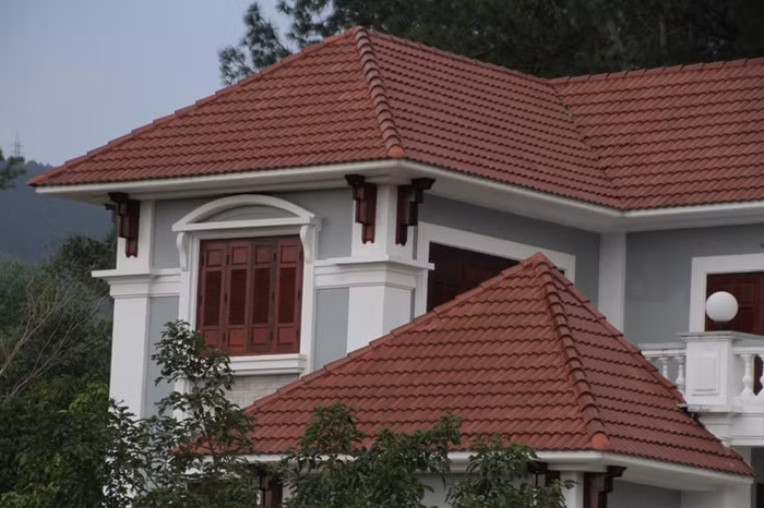 Quần thể biệt thự của Tướng Thạch được xây dựng hoành tráng trên mảnh đất ven bìa rừng Nam Hải Vân, ngay bên con đường dẫn lên khu Suối Lương, đồng thời là đường công vụ vào Hầm đường bộ Hải Vân. Hiện ngôi nhà chính đã hoàn thành, các hạng mục còn lại đang còn xây dựng dang dở.