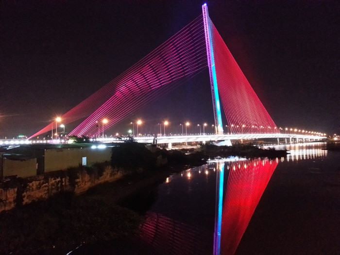 Cầu Trần Thị Lý căng mình như một cánh buồm no gió...