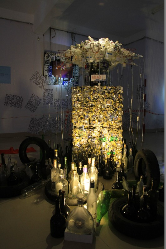 Tác phẩm này phía dưới là những vỏ chai rượu, ở giữa là những vỏ bia, trên cùng là những vỏ chai rượu, xung quanh là các dây truyền cấp cứu...Tác phẩm này cảnh báo tai nạn giao thông liên quan đến rượu bia và gây ra nhiều cái chết đau lòng... Tác phẩm này phía dưới là những vỏ chai rượu, ở giữa là những vỏ bia, trên cùng là những vỏ chai rượu, xung quanh là các dây truyền cấp cứu...Tác phẩm này cảnh báo tai nạn giao thông liên quan đến rượu bia và gây ra nhiều cái chết đau lòng...