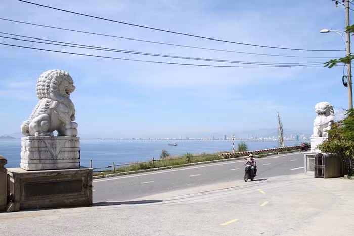 Một cặp sư tử đá phong cách Trung Quốc "án ngữ" ngay đường lên chùa...