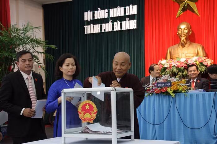 Các đại biểu HĐND TP Đà Nẵng bỏ phiếu tín nhiệm. Ảnh Thùy Linh