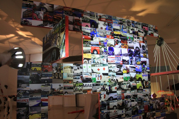 Triển lãm giới thiệu tới công chúng những bức ảnh về tai nạn giao thông, mũ bảo hiểm rởm, những biển báo của những xe bị tai nạn...mà nghệ sỹ nhiếp ảnh Mỹ Dũng dày công ấp ủ trong suốt 2 năm qua. Triển lãm giới thiệu tới công chúng những bức ảnh về tai nạn giao thông, mũ bảo hiểm rởm, những biển báo của những xe bị tai nạn...mà nghệ sỹ nhiếp ảnh Mỹ Dũng dày công ấp ủ trong suốt 2 năm qua.