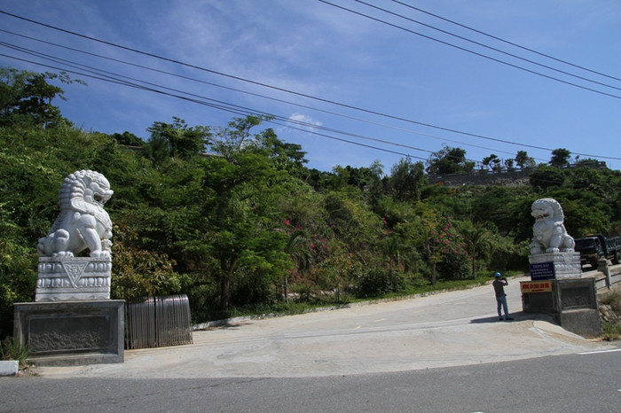 Thoạt nhìn, cặp sư tử đá này rất lớn và hung dữ... Thoạt nhìn, cặp sư tử đá này rất lớn và hung dữ...