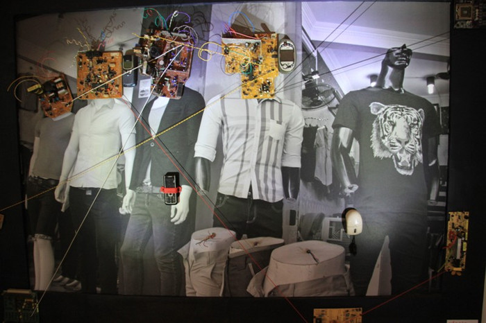 ...đến những manơcanh được tác giả dán thêm điện thoại, đồ vi tính, con chuột vi tính...nhằm cảnh báo người đi đường hiện nay vừa nghe điện thoại, vào facebook vừa lái xe mất an toàn cho chính mình và cho người khác. ...đến những manơcanh được tác giả dán thêm điện thoại, đồ vi tính, con chuột vi tính...nhằm cảnh báo người đi đường hiện nay vừa nghe điện thoại, vào facebook vừa lái xe mất an toàn cho chính mình và cho người khác.