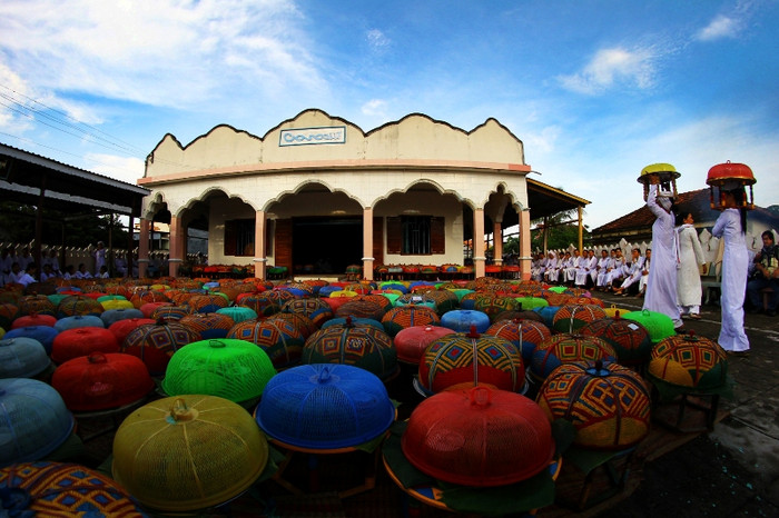 Số lượng tác giả dự thi 477 – gấp 2,5 lần cuộc thi lần I và nhiều hơn 138 tác giả so với cuộc thi lần II. Tác giả nhỏ tuổi nhất của cuộc thi là 10 tuổi, tác giả lớn tuổi nhất của cuộc thi là 83 tuổi. Số lượng tác giả dự thi 477 – gấp 2,5 lần cuộc thi lần I và nhiều hơn 138 tác giả so với cuộc thi lần II. Tác giả nhỏ tuổi nhất của cuộc thi là 10 tuổi, tác giả lớn tuổi nhất của cuộc thi là 83 tuổi.