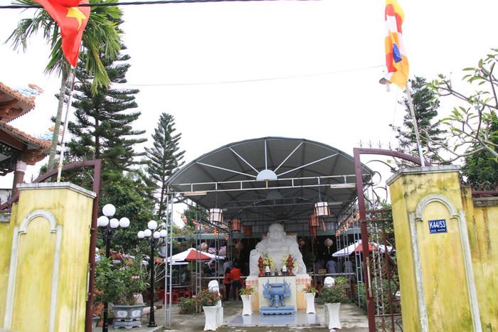 Chiều ngày 31/12, nhiều người dân Đà Nẵng đã tới Tịnh thất Bửu Sơn (K44/53 Đà Sơn, quận Liên Chiểu, Đà Nẵng) thành kính làm lễ cầu an cho ông Nguyễn Bá Thanh (Trưởng Ban Nội chính Trung ương, nguyên Bí thư Thành ủy Đà Nẵng) Chiều ngày 31/12, nhiều người dân Đà Nẵng đã tới Tịnh thất Bửu Sơn (K44/53 Đà Sơn, quận Liên Chiểu, Đà Nẵng) thành kính làm lễ cầu an cho ông Nguyễn Bá Thanh (Trưởng Ban Nội chính Trung ương, nguyên Bí thư Thành ủy Đà Nẵng)