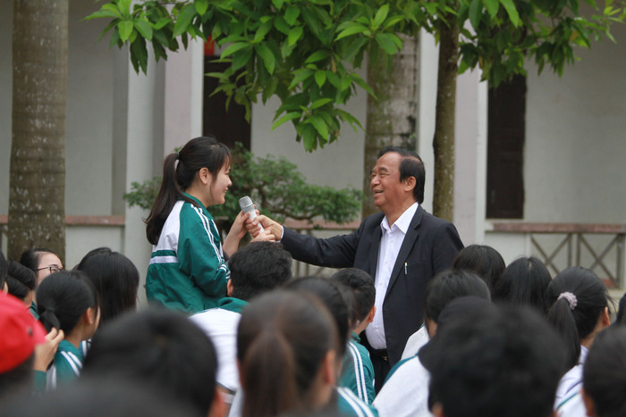 Giáo sư Nguyễn Lân Dũng trò chuyện cùng học sinh. (Ảnh: Đỗ Thơm) Giáo sư Nguyễn Lân Dũng trò chuyện cùng học sinh. (Ảnh: Đỗ Thơm)