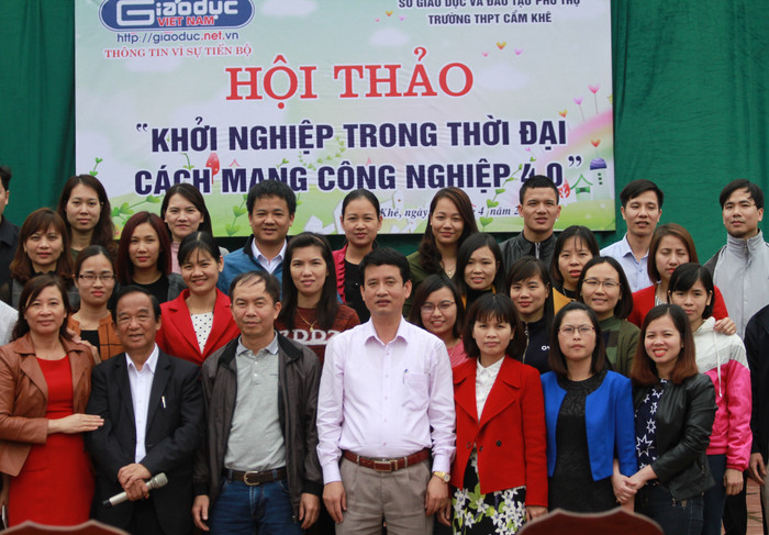 Giáo sư Nguyễn Lân Dũng chụp ảnh kỷ niệm với các thầy, cô Trường Trung học Phổ thông Cẩm Khê. (Ảnh: Đỗ Thơm) Giáo sư Nguyễn Lân Dũng chụp ảnh kỷ niệm với các thầy, cô Trường Trung học Phổ thông Cẩm Khê. (Ảnh: Đỗ Thơm)