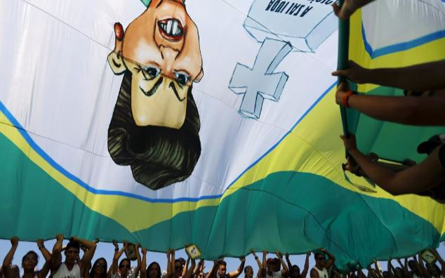 Người dân Brazil biểu tình chống chính phủ của Tổng thống Rousseff tại Rio de Janeiro. Ảnh: Reuters. Người dân Brazil biểu tình chống chính phủ của Tổng thống Rousseff tại Rio de Janeiro. Ảnh: Reuters.