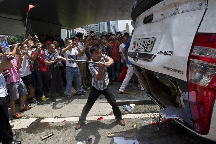 Những kẻ quá khích lợi dụng danh nghĩa biểu tình chống Nhật Bản để đập phá bất cứ thứ gì liên quan đến Nhật, hình ảnh gợi nhớ đến lực lượng Hồng Vệ Binh, một lời cảnh báo nghiêm khắc với nhà nước Trung Quốc. Những kẻ quá khích lợi dụng danh nghĩa biểu tình chống Nhật Bản để đập phá bất cứ thứ gì liên quan đến Nhật, hình ảnh gợi nhớ đến lực lượng Hồng Vệ Binh, một lời cảnh báo nghiêm khắc với nhà nước Trung Quốc.