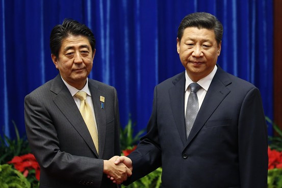 Thủ tướng Nhật Bản Shinzo Abe và Chủ tịch Trung Quốc Tập Cận Bình gặp nhau bên lề APEC năm ngoái tại Bắc Kinh. Ảnh: The Wall Street Journal. Thủ tướng Nhật Bản Shinzo Abe và Chủ tịch Trung Quốc Tập Cận Bình gặp nhau bên lề APEC năm ngoái tại Bắc Kinh. Ảnh: The Wall Street Journal.