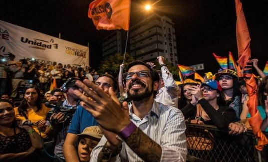 Miguel Pizarro, một ứng cử viên đối lập và những người ủng hộ khát khao đổi thay đất nước - Ảnh: The New York Times.