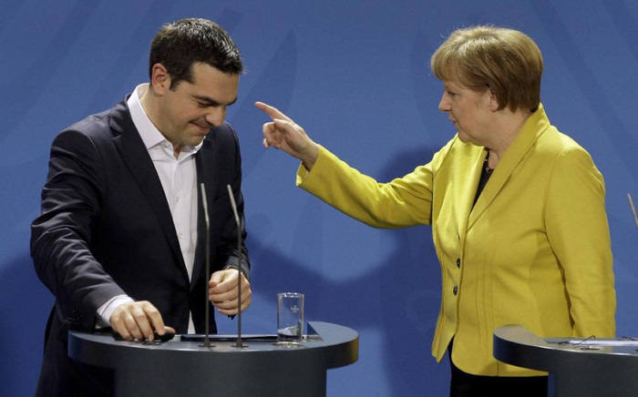 Thủ tướng Hy Lạp Alexis Tsipras và Thủ tướng Đức Angela Merkel – một trong những chủ nợ của Hy Lạp. Ảnh: AP Thủ tướng Hy Lạp Alexis Tsipras và Thủ tướng Đức Angela Merkel – một trong những chủ nợ của Hy Lạp. Ảnh: AP