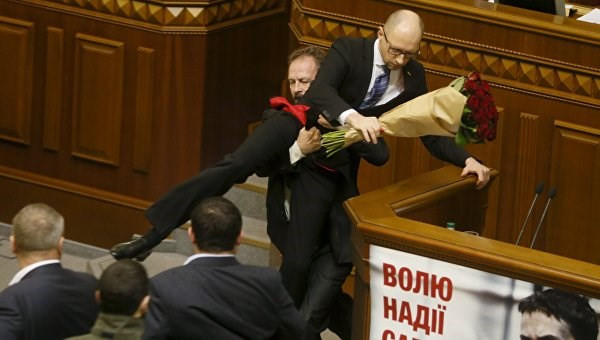 Trò hề chính trị đã diễn ra ngay tại Quốc hội Ukraine khi Thủ tướng bị nghị sĩ nhấc bổng, lôi khỏi bục phát biểu. Ảnh: Ria Novosti. Trò hề chính trị đã diễn ra ngay tại Quốc hội Ukraine khi Thủ tướng bị nghị sĩ nhấc bổng, lôi khỏi bục phát biểu. Ảnh: Ria Novosti.