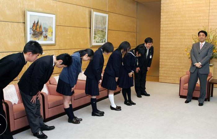 Thủ tướng Shinzo Abe coi trọng việc giáo dục các giá trị lịch sử, đạo đức, truyền thống dân tộc trong học đường, ảnh: The Wall Street Journal. Thủ tướng Shinzo Abe coi trọng việc giáo dục các giá trị lịch sử, đạo đức, truyền thống dân tộc trong học đường, ảnh: The Wall Street Journal.