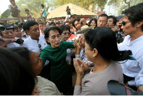 Bà Aung San Suu Kyi động viên những người dân quanh mỏ đồng Letpadaung. Ảnh: The Star. Bà Aung San Suu Kyi động viên những người dân quanh mỏ đồng Letpadaung. Ảnh: The Star.