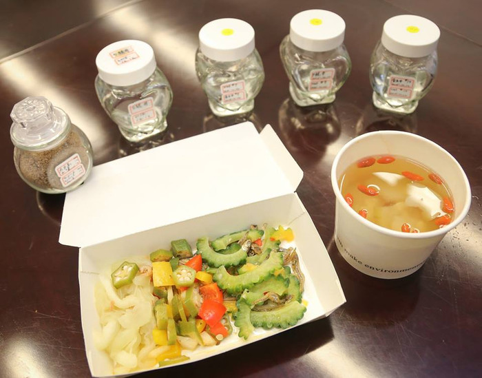 Phần rau xào trong xuất cơm trưa mà ông Mã Anh Cửu nói rằng được đem về từ Ba Bình, Trường Sa, "căn cứ" để xác định thực thể này là một island theo Điều 121 UNCLOS. Phần rau xào trong xuất cơm trưa mà ông Mã Anh Cửu nói rằng được đem về từ Ba Bình, Trường Sa, "căn cứ" để xác định thực thể này là một island theo Điều 121 UNCLOS.