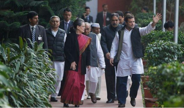 Bà Sonia Gandhi và con trai Rahul Gandhi rời khỏi tòa án. Ảnh: AP Bà Sonia Gandhi và con trai Rahul Gandhi rời khỏi tòa án. Ảnh: AP