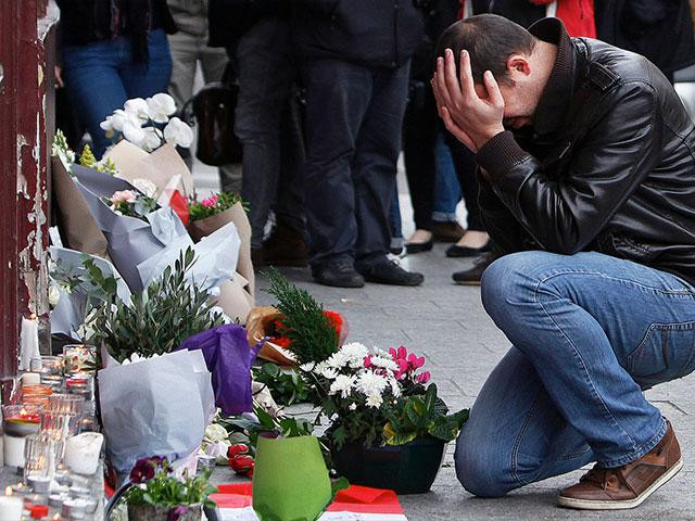 Chừng nào dân chúng Pháp còn phải sống trong sợ hãi, chừng đó không có gì đảm bảo cho bộ máy chính phủ đương thời trụ vững. Hình ảnh một người gục khóc tại hiện trường tưởng niệm nạn nhân thảm sát Paris, ảnh: AP. Chừng nào dân chúng Pháp còn phải sống trong sợ hãi, chừng đó không có gì đảm bảo cho bộ máy chính phủ đương thời trụ vững. Hình ảnh một người gục khóc tại hiện trường tưởng niệm nạn nhân thảm sát Paris, ảnh: AP.