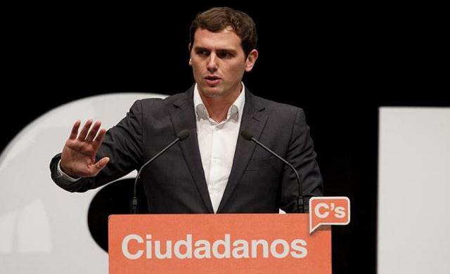 Ông Albert Rivera, lãnh tụ đảng Ciudadanos – một trong những nhân tố mới trên chính trường Tây Ban Nha. Ảnh: The Telegraph Ông Albert Rivera, lãnh tụ đảng Ciudadanos – một trong những nhân tố mới trên chính trường Tây Ban Nha. Ảnh: The Telegraph