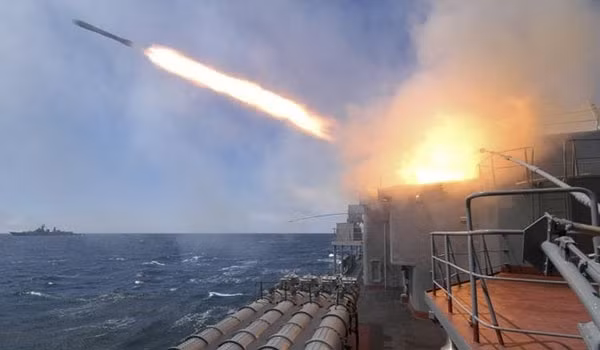 Nga phóng tên lửa hành trình từ biển Caspian để tiêu diệt ISIS, một động thái được xem là "giết gà dùng dao mổ trâu", ảnh: Fars News.