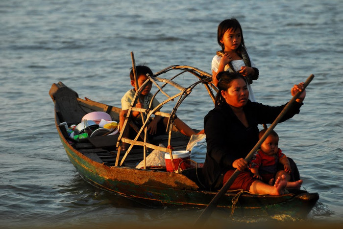 Một gia đình ngư dân Campuchia gốc Việt lênh đênh trên Biển Hồ, hình minh họa. Ảnh: Panoramio. Một gia đình ngư dân Campuchia gốc Việt lênh đênh trên Biển Hồ, hình minh họa. Ảnh: Panoramio.