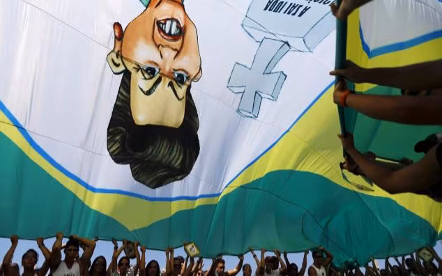 Người dân Brazil biểu tình chống chính phủ của Tổng thống Rousseff tại Rio de Janeiro. Ảnh: Reuters. Người dân Brazil biểu tình chống chính phủ của Tổng thống Rousseff tại Rio de Janeiro. Ảnh: Reuters.