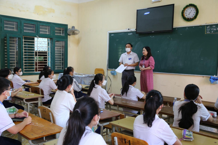 Giám đốc Sở Giáo dục và Đào tạo Quảng Trị động viên các thí sinh tham gia kỳ thi vào 10 ngày 6/6. Ảnh: Sở Giáo dục và Đào tạo Quảng Trị Giám đốc Sở Giáo dục và Đào tạo Quảng Trị động viên các thí sinh tham gia kỳ thi vào 10 ngày 6/6. Ảnh: Sở Giáo dục và Đào tạo Quảng Trị