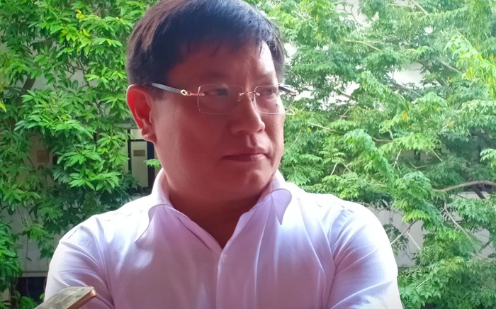 Bí thư Huyện ủy Sóc Sơn trao đổi với báo chí bên hành lang kỳ họp Hội đồng Nhân dân Hà Nội. Ảnh: H.B Bí thư Huyện ủy Sóc Sơn trao đổi với báo chí bên hành lang kỳ họp Hội đồng Nhân dân Hà Nội. Ảnh: H.B