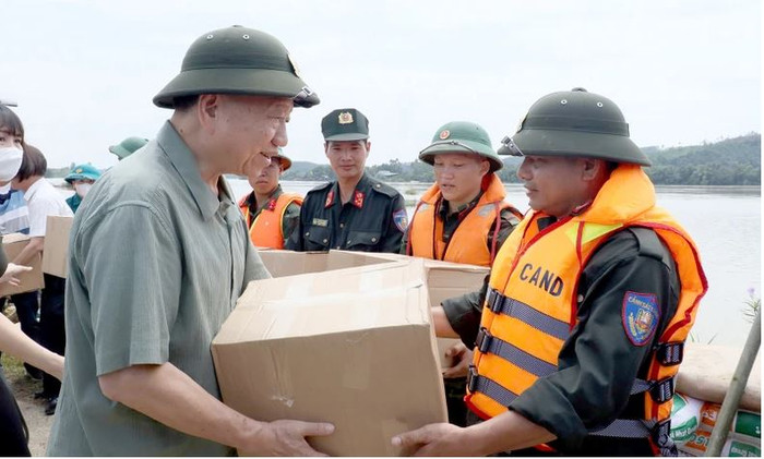 Tổng Bí thư, Chủ tịch nước Tô Lâm tặng quà động viên các lực lượng làm công tác bảo vệ đê sông Lô đoạn qua xã Trường Sinh, huyện Sơn Dương. Capture.JPG