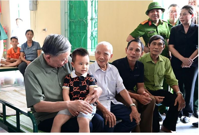 Tổng Bí thư, Chủ tịch nước Tô Lâm đến thăm hỏi, động viên các hộ dân phải di chuyển ra khỏi vùng nguy hiểm có nguy cơ vỡ đê tại xã Trường Sinh. Capture.JPG