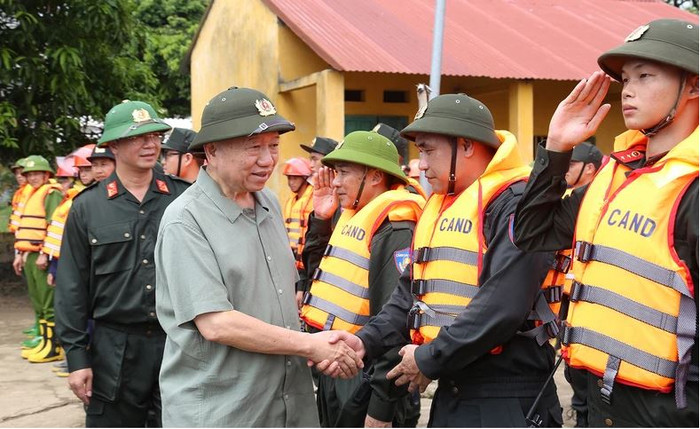 Tổng Bí thư, Chủ tịch nước Tô Lâm đến động viên tinh thần lực lượng công an tỉnh Tuyên Quang đang thực hiện nhiệm vụ gia cố, bảo vệ đê. Capture.JPG