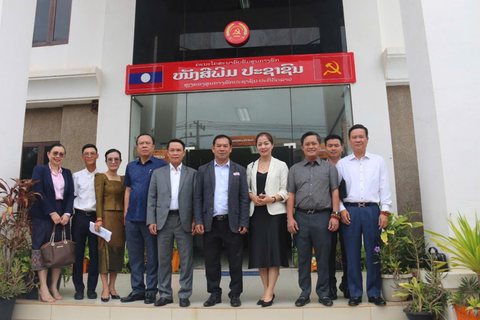 Đoàn chụp ảnh lưu niệm tại Trụ sở Báo Nhân dân Lào. Đoàn chụp ảnh lưu niệm tại Trụ sở Báo Nhân dân Lào.